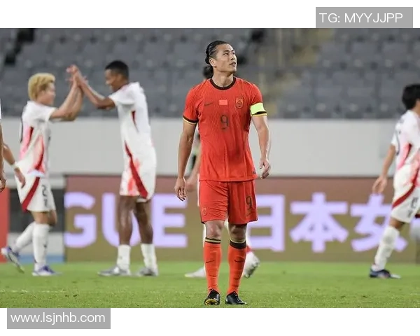 国足11月对阵香港精彩比赛录像回顾与分析