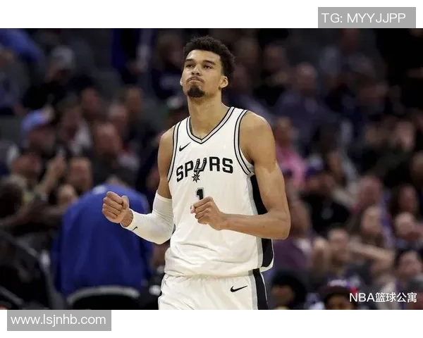 文班亚马首场比赛表现惊人5次盖帽并隔扣字母哥引发热烈讨论